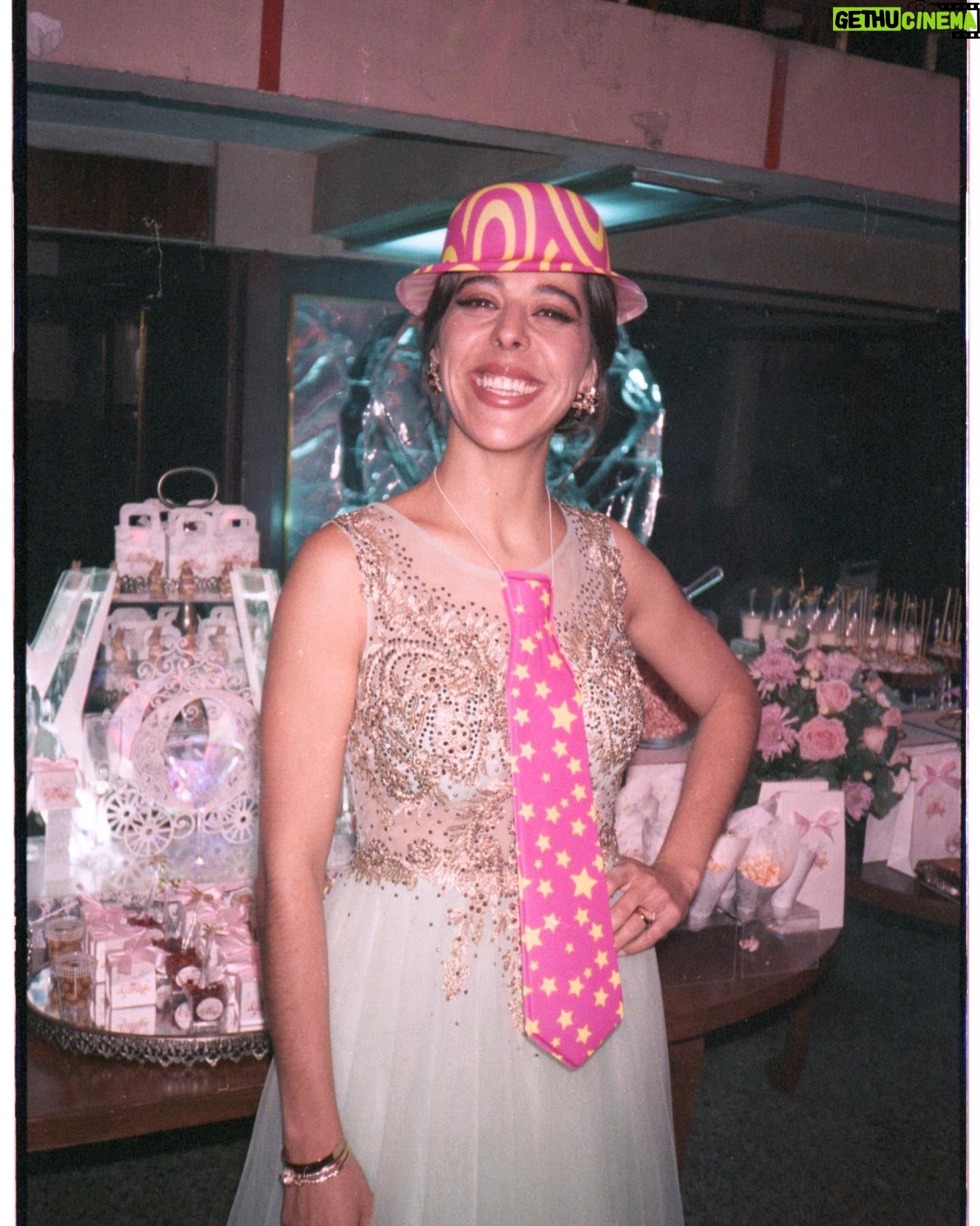 Verónica Bravo - 5.3K Likes - Señora, de arreglo floral y uña del 1, madre de dos y de emocionalidad cambiante, próximamente en cines @mistoxicosxv