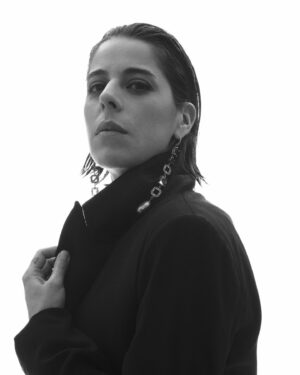 Verónica Bravo Instagram - @makeup_nevarez me embelleció, @joshua.alos y @deinv me vistieron y @alberto.hidalgo me inmortalizó. Qué bonita sesión.