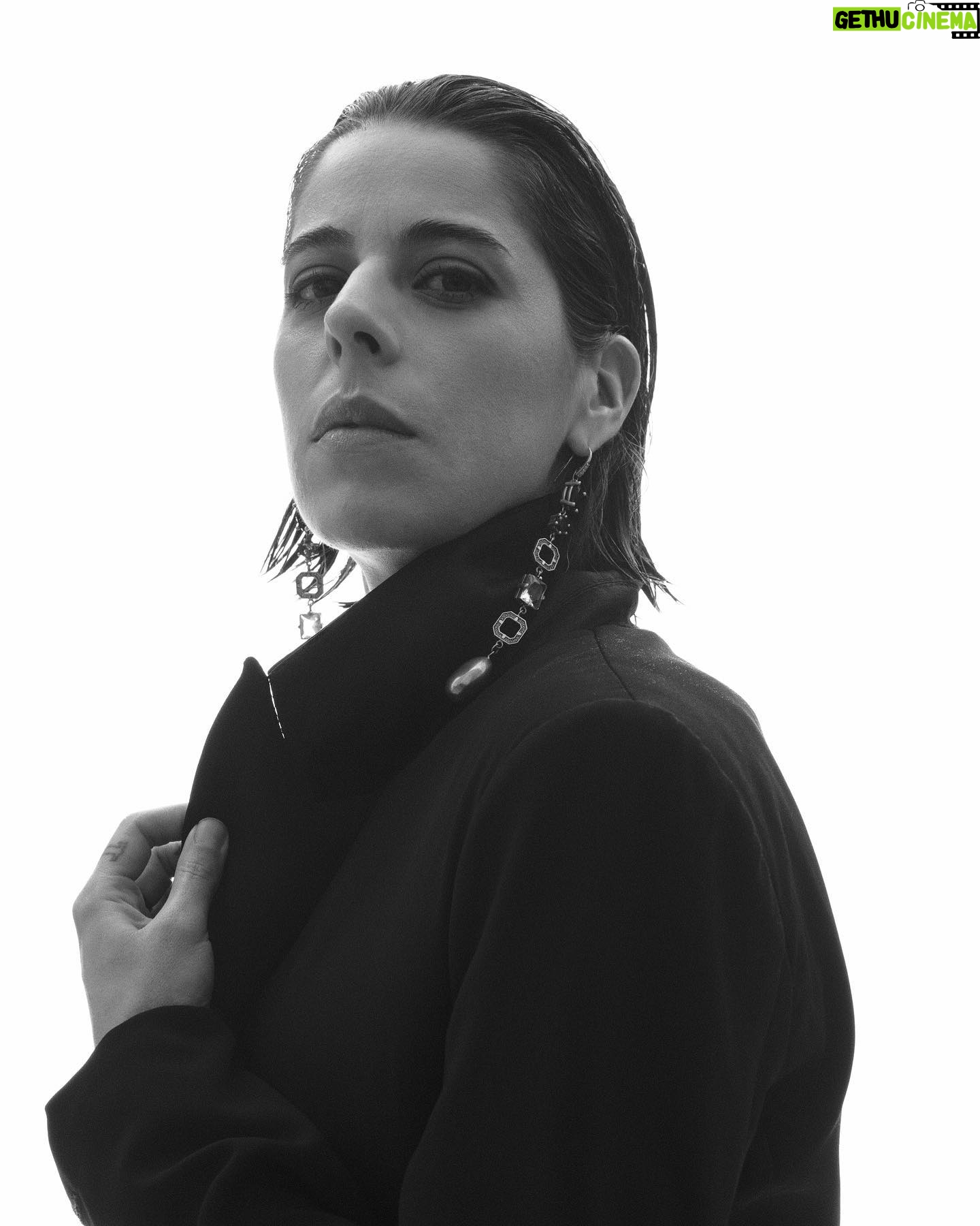 Verónica Bravo - 4.6K Likes - @makeup_nevarez me embelleció, @joshua.alos y @deinv me vistieron y @alberto.hidalgo me inmortalizó. Qué bonita sesión.