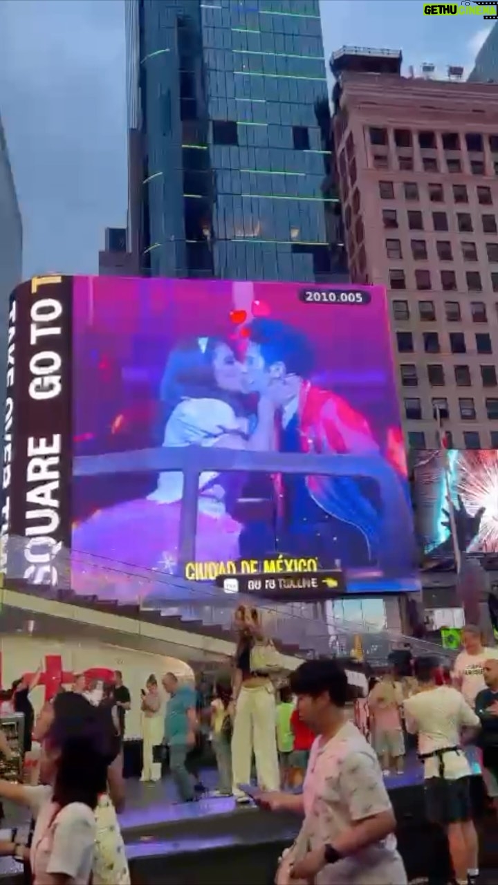 Verónica Jaspeado Instagram - 🗽 Parece un sueño! Vaselina anunciada en Broadway ! 🥰😎 “Mereces lo que sueñas” G. Cerati. 😌 @vaselinamexico @gou_producciones