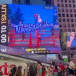 Verónica Jaspeado Instagram – Daaaaamn! 🔥🔥🔥 @vaselinamexico @gou_producciones 😎🙌🏼❤️🌟
🗽#timesquare #nyc #vaselina
“Mereces lo que sueñas” G. Cerati.