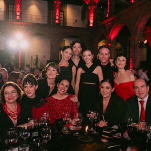 Verónica Jaspeado Instagram - Una noche que me ha dejado inspirada y motivada. ❤️ gracias mi Mich, @nizamichelle por invitarme a la celebración del 50avo aniversario de Save the Children México. 
Cuando se juntan las conciencias, la propiedad emergente es exponencial ! ❤️
Gracias x mi vestidazo, mi querida @jasive.fernandez 🙌🏼🔥❤️
#cenarojo #gala50aniversario #savethechildren_mx