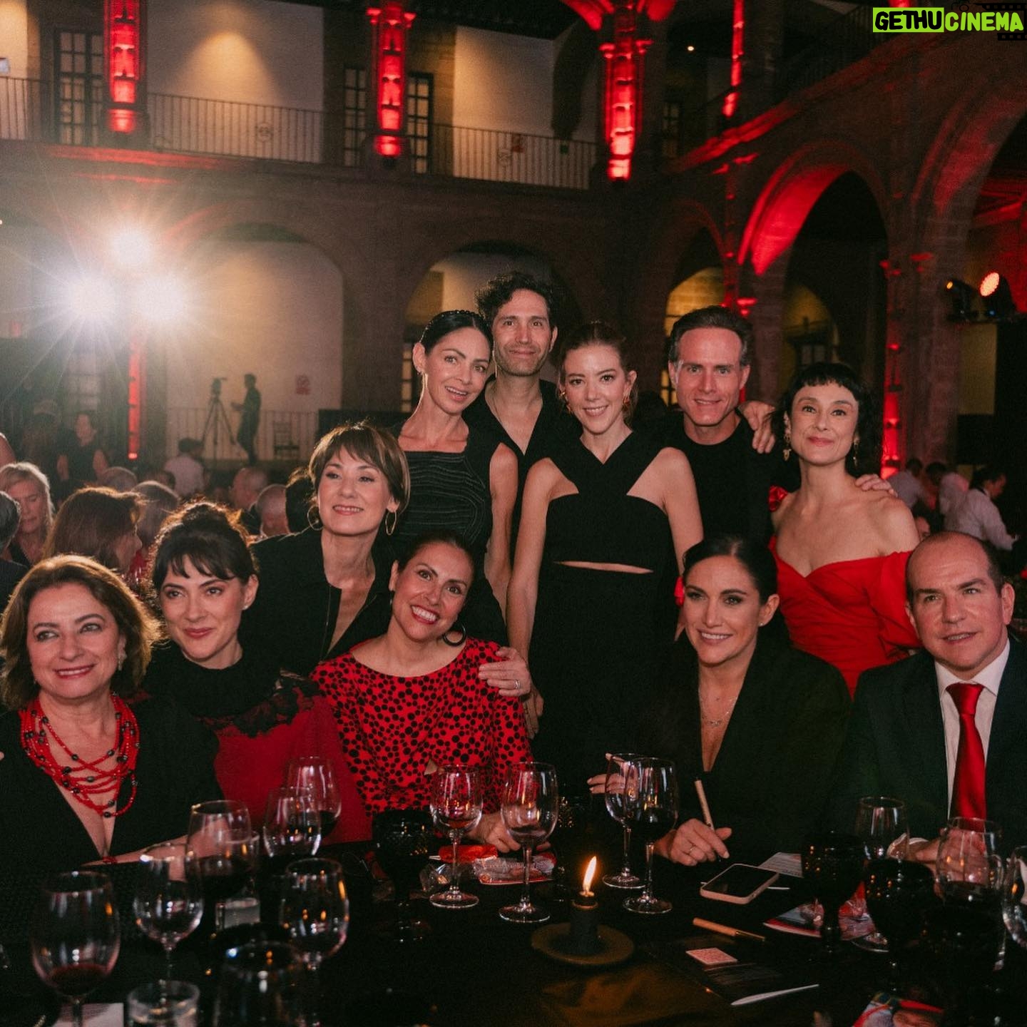 Verónica Jaspeado - 3.4K Likes - Una noche que me ha dejado inspirada y motivada. ❤️ gracias mi Mich, @nizamichelle por invitarme a la celebración del 50avo aniversario de Save the Children México.
Cuando se juntan las conciencias, la propiedad emergente es exponencial ! ❤️
Gracias x mi vestidazo, mi querida @jasive.fernandez 🙌🏼🔥❤️
#cenarojo #gala50aniversario #savethechildren_mx