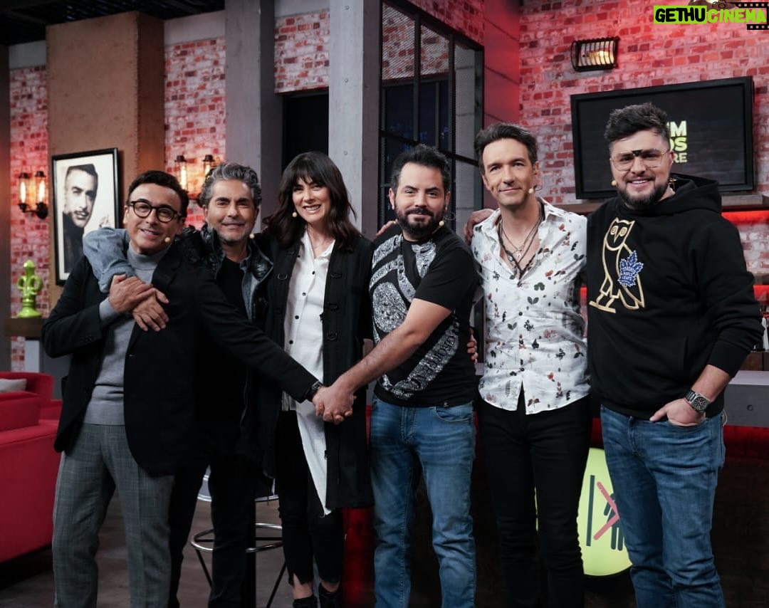 Verónica Jaspeado Instagram - Qué pandillón!! No se pierdan @miembrosalairetv hoy a las 9:30 pm por @canalunicable ❤️😎