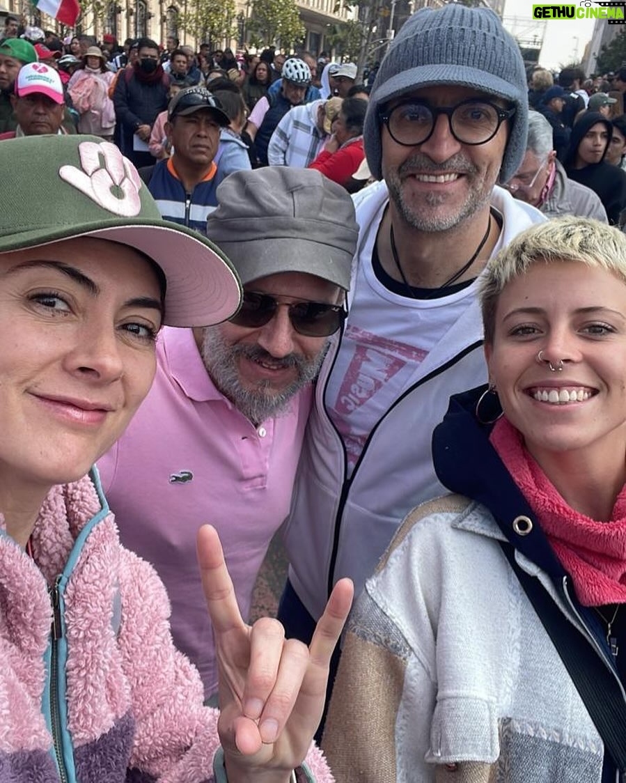 Verónica Jaspeado - 3.1K Likes - #nuestrademocracianosetoca #mexico 🩷🇲🇽 zócalo lleno !!! Mexican@s de mi amor !!!