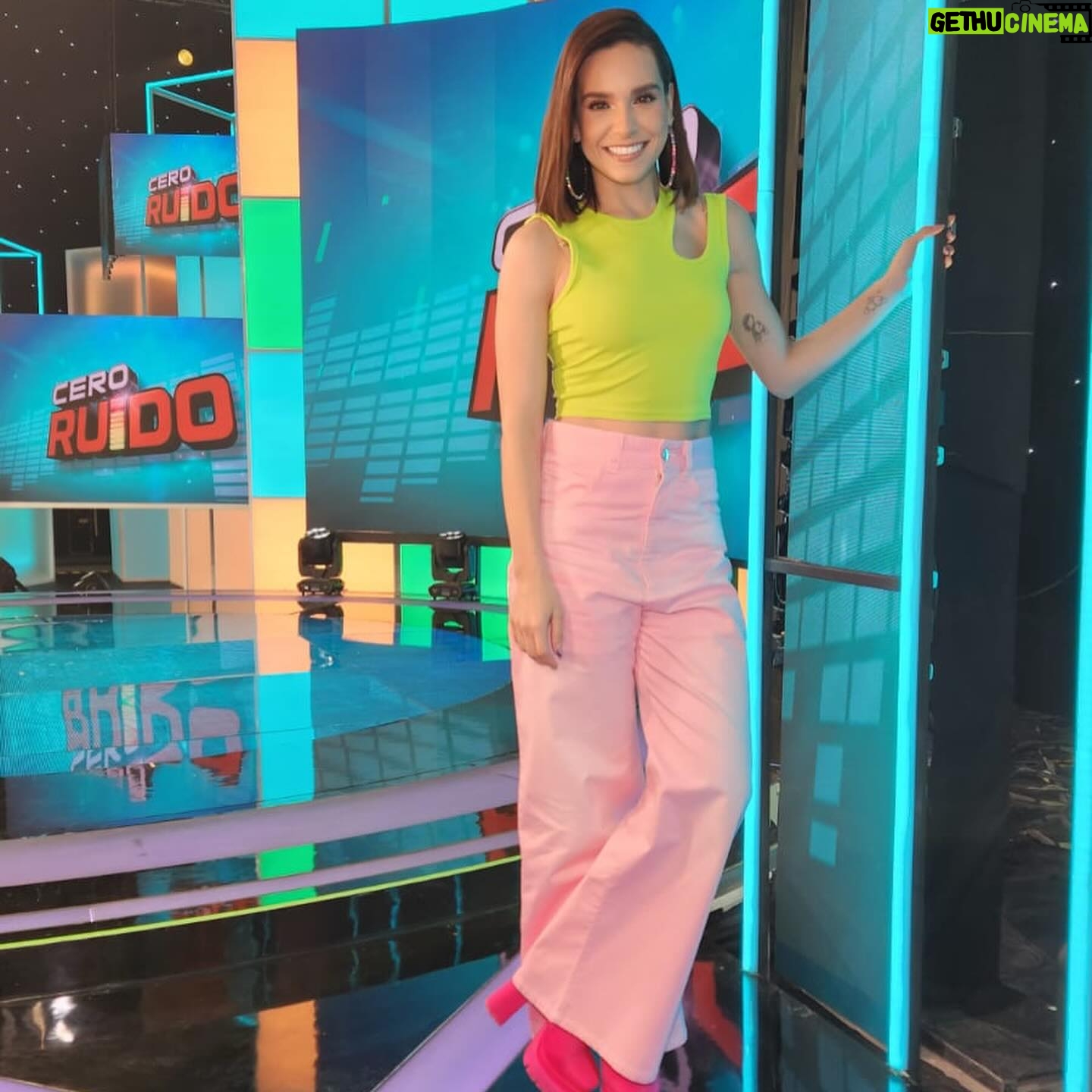 Verónica Jaspeado - 8.1K Likes - Este par de bellezas llegan a #CeroRuido para pasarla increíble, ¿nos acompañan?… ¡Bienvenidas @verojaspeado y @geraldinegalvan! 🥰🙌🏼
¡Cámbienle a @micanalcinco y yo los leo en X! 👀