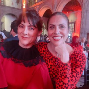 Verónica Jaspeado Instagram - Una noche que me ha dejado inspirada y motivada. ❤️ gracias mi Mich, @nizamichelle por invitarme a la celebración del 50avo aniversario de Save the Children México. 
Cuando se juntan las conciencias, la propiedad emergente es exponencial ! ❤️
Gracias x mi vestidazo, mi querida @jasive.fernandez 🙌🏼🔥❤️
#cenarojo #gala50aniversario #savethechildren_mx