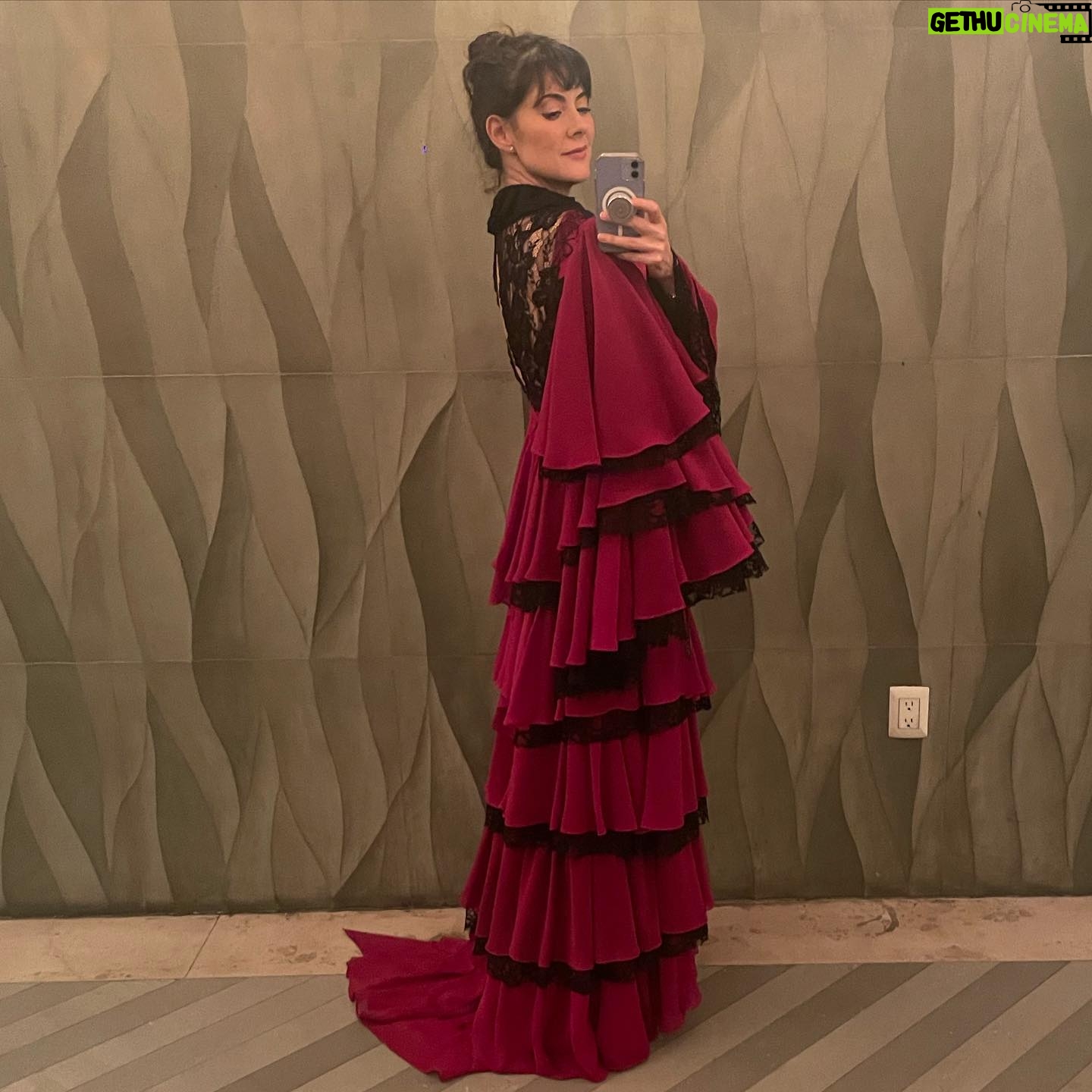 Verónica Jaspeado - 3.4K Likes - Una noche que me ha dejado inspirada y motivada. ❤️ gracias mi Mich, @nizamichelle por invitarme a la celebración del 50avo aniversario de Save the Children México.
Cuando se juntan las conciencias, la propiedad emergente es exponencial ! ❤️
Gracias x mi vestidazo, mi querida @jasive.fernandez 🙌🏼🔥❤️
#cenarojo #gala50aniversario #savethechildren_mx