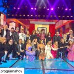 Verónica Jaspeado Instagram - Felicidades a toda la familia de @programahoy !! A la que está en el set y a la que desde su casa hace que esto sea posible 🥰❤️👏🏼🌟🥳 q honor ser madrina 😌😍🙏🏼🌸 #Repost @programahoy with @use.repost ・・・ Y en este programa de lujo por nuestros 25 años no podían faltar estos padrinos de lujo Gracias y que honor de tenerte con nosotros #SilviaPinal Y gracias a todos ustedes 🎉🫶🏻🥳 @alix_bauer @angelicavaleoriginal @garza_alardin_mariana @bennyibarra @diegoschoening @erikrubinoficial @kalimbaofficial @leozanne @lupitasandovalactriz @sargentoleon @verojaspeado @yahirmusic