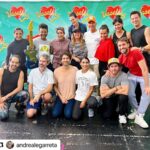 Verónica Jaspeado Instagram – Ayyyyy cada día les amo más 🥰🫶🏼❤️🚀🚀🚀 #dreamteam @Vaselina #Vaselina
#Repost @andrealegarreta with @use.repost
・・・
Ay ay ay!!! Esto se está poniendo BUENO!!!!!! Que equipo!!! Los amo familia @vaselinamexico ❤️❤️❤️💃🏻💃🏻💃🏻🕺🏻🕺🏻😰💅🏻🎶🎶🎶✨✨❤️ Estreno 13 de julio!!!