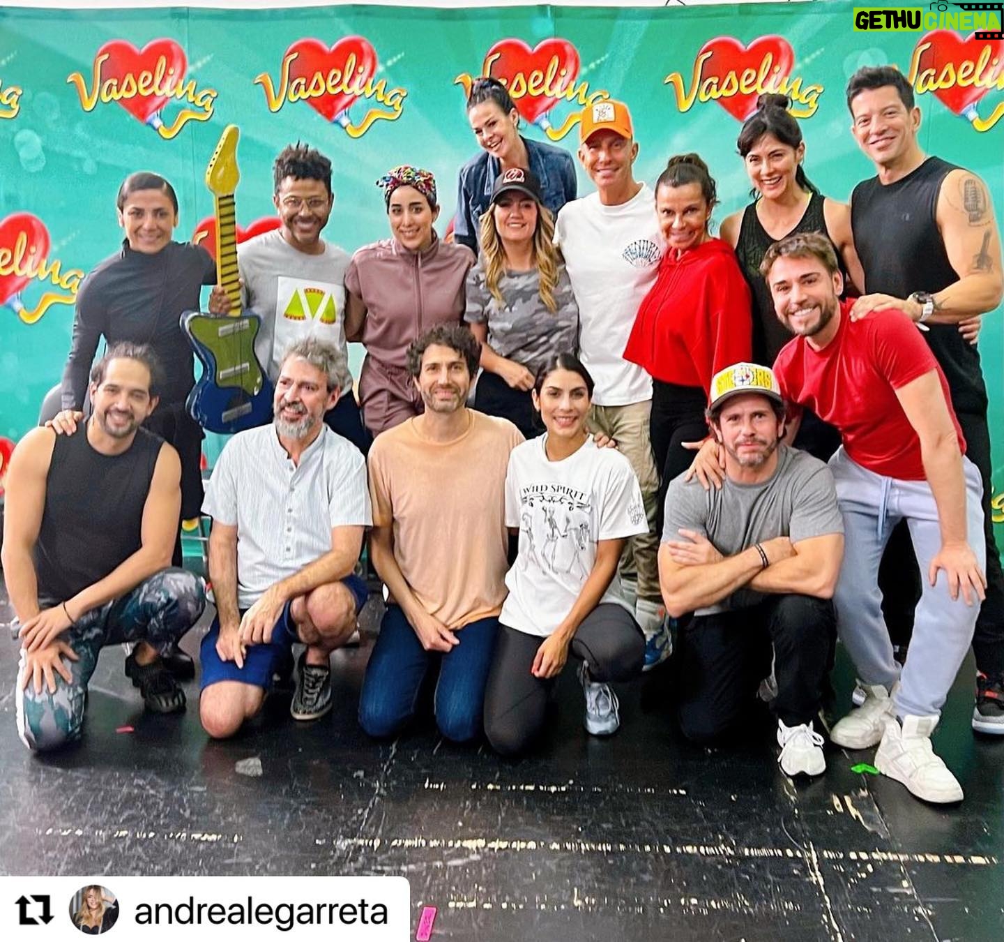 Verónica Jaspeado Instagram - Ayyyyy cada día les amo más 🥰🫶🏼❤️🚀🚀🚀 #dreamteam @Vaselina #Vaselina #Repost @andrealegarreta with @use.repost ・・・ Ay ay ay!!! Esto se está poniendo BUENO!!!!!! Que equipo!!! Los amo familia @vaselinamexico ❤️❤️❤️💃🏻💃🏻💃🏻🕺🏻🕺🏻😰💅🏻🎶🎶🎶✨✨❤️ Estreno 13 de julio!!!