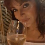 Verónica Macías Instagram - "Brindo por usted...porque su vida sea más sencilla que la mía." (Pelicua: Juego de Gemelas)
