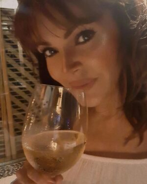 Verónica Macías Instagram - "Brindo por usted...porque su vida sea más sencilla que la mía."

(Pelicua: Juego de Gemelas)