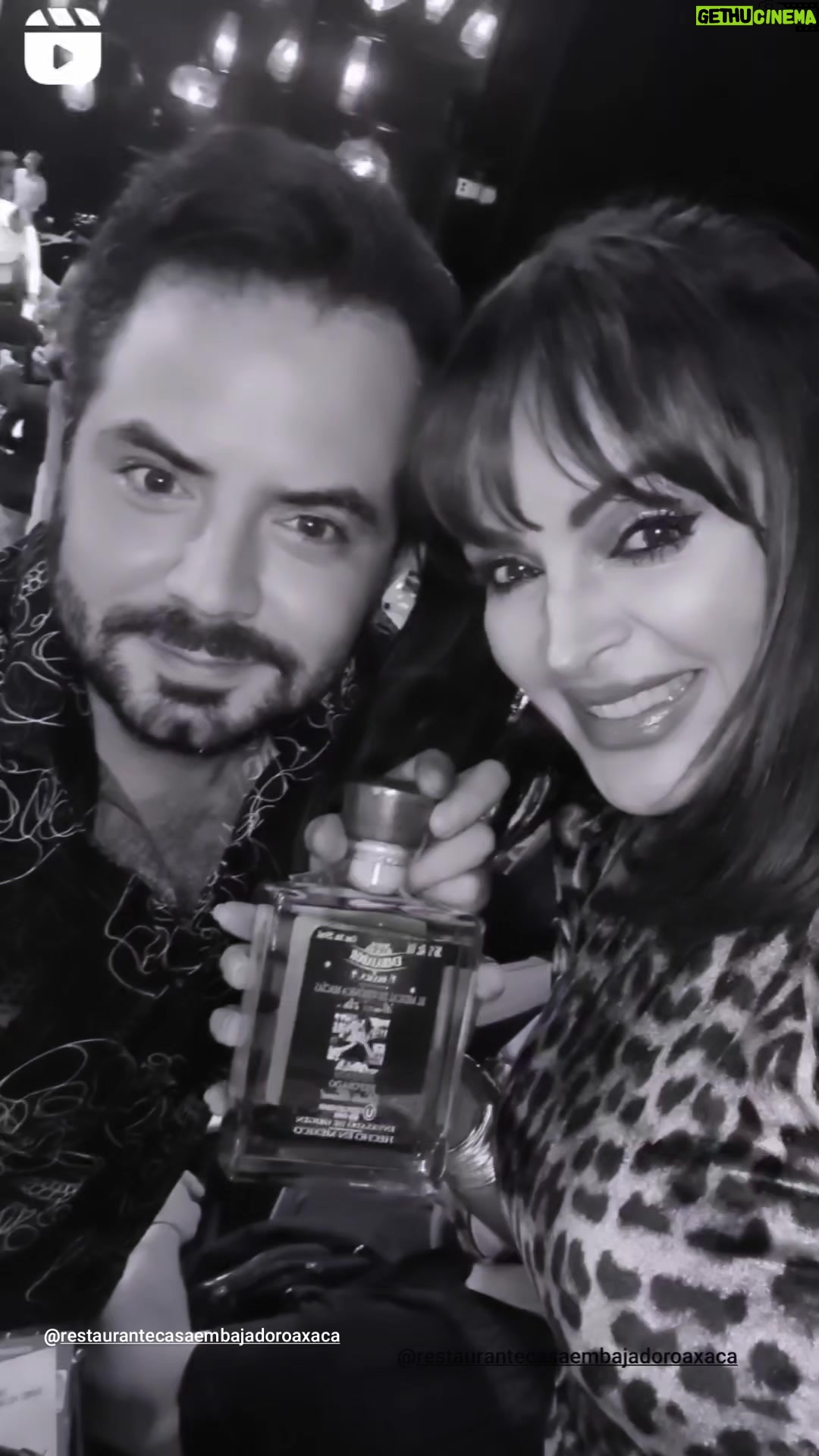 Verónica Macías Instagram - A mis amigos les regalo lo MEJOR, una botella de Mezcal Embajador de Oaxaca @restaurantecasaembajadoroaxaca