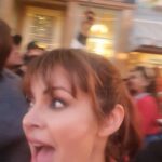 Verónica Macías Instagram - En Disneyland cuando prenden el árbol de Navidad 🎄 #feliznavidad #happyholidays #christmas