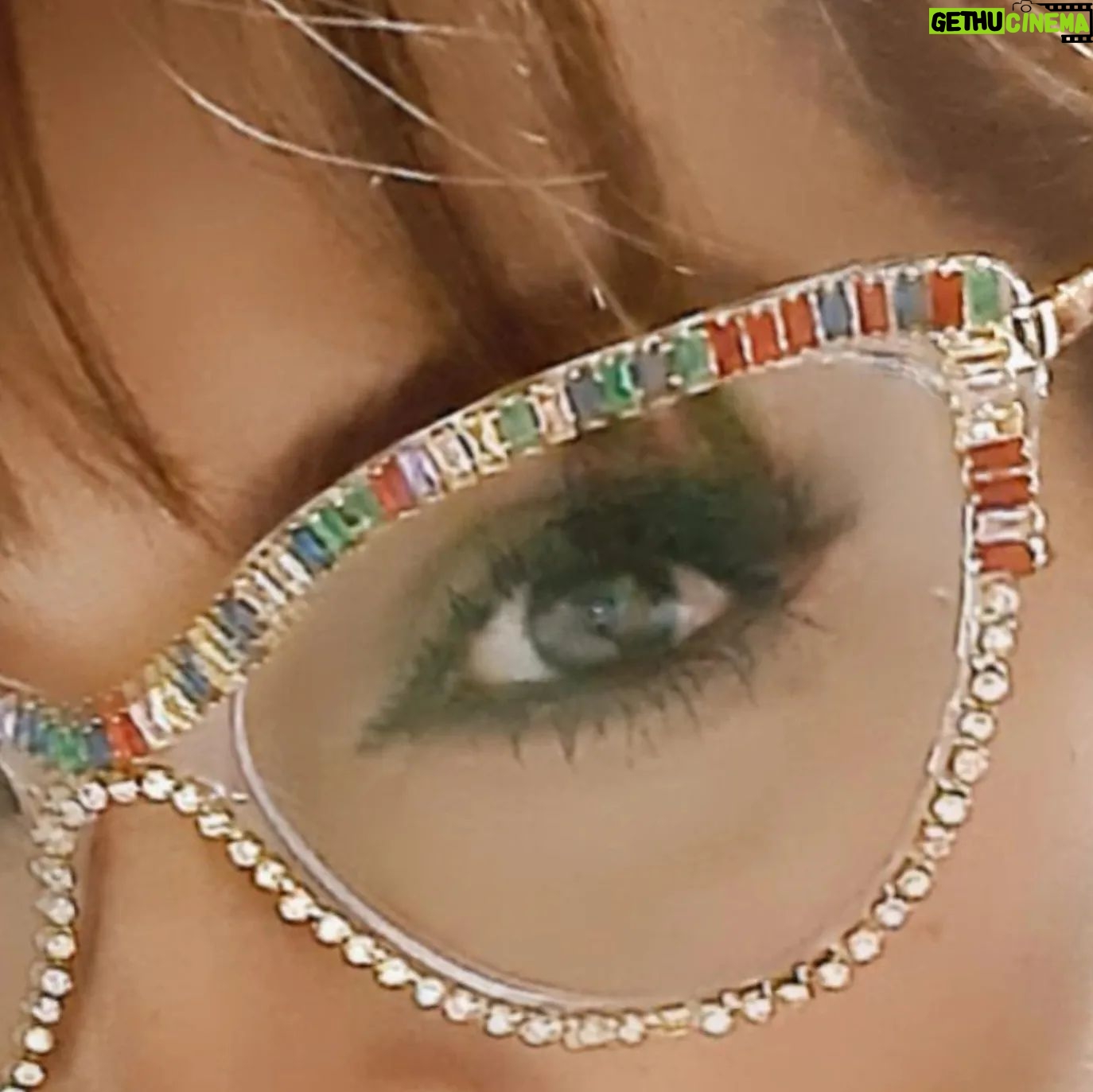 Verónica Macías Instagram - Ya tengo que usar lentes para ver de cerca y de lejos también!! Y siempre busco algo moderno que me haga ver y sentir bien! Estos lentes los encontré en @consultoriovisual y les pusieron la graduación que yo necesito 💖 #lentes #lentesmodernos