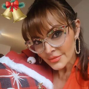 Verónica Macías Instagram - Feliz Navidad 🎄
Mis lentes son de @consultoriovisual 
Ve por los tuyos y recibe un 30% de descuento si mencionas mi nombre😃
#lentes #gafas #lentesmodernos #lentesbonitos