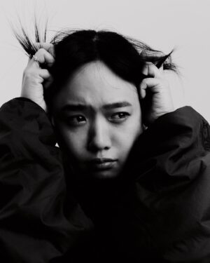 Vera Yen Instagram - 【你讓我討厭我自己⸝⸝ᵒ̴̶̷̥́^ᵒ̴̶̷̣̥̀⸝⸝ 】

最近的我想在演員檔案上增添些新照片，
在薦骨強烈的：「嗯！」之後，
我約了因為人類圖解讀
認識的新朋友 @dada_image 開會，
DaDa是一位在古典音樂界非常棒的攝影師，
雖然只是開會試拍，
但照片已經非常喜歡 ˗ˋˏᰔᩚˎˊ˗ 

頭腦中心全空白的我，
遇上了連通47-64抽象通道的DaDa，
這是一條畫面思考的通道，
過往的回憶或夢境總是會不經意地浮現在腦海，
需要將挫敗思考透徹，
帶來領悟、擷取觀點，
頭腦才願意放手。

然後被DaDa能量場影響，
腦波超弱的我，
就意外地把從前在意的事想通了！
現場宛如攝影之神降臨，
感謝64-47抽象的通道，
我們一起拍出了好喜歡的照片。

情緒流瀉的當下我腦中的關鍵字是
《原來是因為：「你讓我討厭我自己⸝⸝ᵒ̴̶̷̥́^ᵒ̴̶̷̣̥̀⸝⸝ 」》
怎麼可以討厭自己吶～～～
不用到喜歡但我們至少都要接納自己啊！
這是最近個案解讀為我帶來的超棒經歷，
期待正式拍攝的那天૮ •͈ᴗ•͈ ა

#當我是人類圖分析師
#抽象的通道