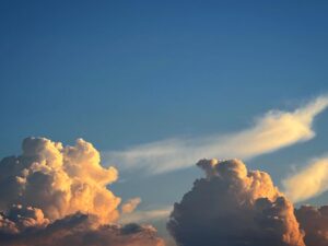 Vera Yen Instagram - 住在航道上，
時常看著飛機一架架飛過，
看著今天美麗的雲，
我問先生蜜月旅行想要去哪？

先生：選個海島不錯。
我怒：果然都沒在聽我講話。
先生：你想去北歐嘛，我們可以去東北。

#老兵般的男人
#草泥馬的東北