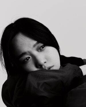 Vera Yen Instagram - 【你讓我討厭我自己⸝⸝ᵒ̴̶̷̥́^ᵒ̴̶̷̣̥̀⸝⸝ 】

最近的我想在演員檔案上增添些新照片，
在薦骨強烈的：「嗯！」之後，
我約了因為人類圖解讀
認識的新朋友 @dada_image 開會，
DaDa是一位在古典音樂界非常棒的攝影師，
雖然只是開會試拍，
但照片已經非常喜歡 ˗ˋˏᰔᩚˎˊ˗ 

頭腦中心全空白的我，
遇上了連通47-64抽象通道的DaDa，
這是一條畫面思考的通道，
過往的回憶或夢境總是會不經意地浮現在腦海，
需要將挫敗思考透徹，
帶來領悟、擷取觀點，
頭腦才願意放手。

然後被DaDa能量場影響，
腦波超弱的我，
就意外地把從前在意的事想通了！
現場宛如攝影之神降臨，
感謝64-47抽象的通道，
我們一起拍出了好喜歡的照片。

情緒流瀉的當下我腦中的關鍵字是
《原來是因為：「你讓我討厭我自己⸝⸝ᵒ̴̶̷̥́^ᵒ̴̶̷̣̥̀⸝⸝ 」》
怎麼可以討厭自己吶～～～
不用到喜歡但我們至少都要接納自己啊！
這是最近個案解讀為我帶來的超棒經歷，
期待正式拍攝的那天૮ •͈ᴗ•͈ ა

#當我是人類圖分析師
#抽象的通道