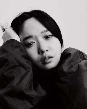 Vera Yen Instagram - 【你讓我討厭我自己⸝⸝ᵒ̴̶̷̥́^ᵒ̴̶̷̣̥̀⸝⸝ 】

最近的我想在演員檔案上增添些新照片，
在薦骨強烈的：「嗯！」之後，
我約了因為人類圖解讀
認識的新朋友 @dada_image 開會，
DaDa是一位在古典音樂界非常棒的攝影師，
雖然只是開會試拍，
但照片已經非常喜歡 ˗ˋˏᰔᩚˎˊ˗ 

頭腦中心全空白的我，
遇上了連通47-64抽象通道的DaDa，
這是一條畫面思考的通道，
過往的回憶或夢境總是會不經意地浮現在腦海，
需要將挫敗思考透徹，
帶來領悟、擷取觀點，
頭腦才願意放手。

然後被DaDa能量場影響，
腦波超弱的我，
就意外地把從前在意的事想通了！
現場宛如攝影之神降臨，
感謝64-47抽象的通道，
我們一起拍出了好喜歡的照片。

情緒流瀉的當下我腦中的關鍵字是
《原來是因為：「你讓我討厭我自己⸝⸝ᵒ̴̶̷̥́^ᵒ̴̶̷̣̥̀⸝⸝ 」》
怎麼可以討厭自己吶～～～
不用到喜歡但我們至少都要接納自己啊！
這是最近個案解讀為我帶來的超棒經歷，
期待正式拍攝的那天૮ •͈ᴗ•͈ ა

#當我是人類圖分析師
#抽象的通道