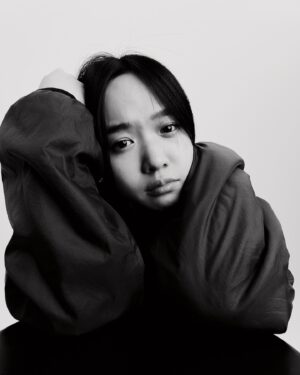 Vera Yen Instagram - 【你讓我討厭我自己⸝⸝ᵒ̴̶̷̥́^ᵒ̴̶̷̣̥̀⸝⸝ 】

最近的我想在演員檔案上增添些新照片，
在薦骨強烈的：「嗯！」之後，
我約了因為人類圖解讀
認識的新朋友 @dada_image 開會，
DaDa是一位在古典音樂界非常棒的攝影師，
雖然只是開會試拍，
但照片已經非常喜歡 ˗ˋˏᰔᩚˎˊ˗ 

頭腦中心全空白的我，
遇上了連通47-64抽象通道的DaDa，
這是一條畫面思考的通道，
過往的回憶或夢境總是會不經意地浮現在腦海，
需要將挫敗思考透徹，
帶來領悟、擷取觀點，
頭腦才願意放手。

然後被DaDa能量場影響，
腦波超弱的我，
就意外地把從前在意的事想通了！
現場宛如攝影之神降臨，
感謝64-47抽象的通道，
我們一起拍出了好喜歡的照片。

情緒流瀉的當下我腦中的關鍵字是
《原來是因為：「你讓我討厭我自己⸝⸝ᵒ̴̶̷̥́^ᵒ̴̶̷̣̥̀⸝⸝ 」》
怎麼可以討厭自己吶～～～
不用到喜歡但我們至少都要接納自己啊！
這是最近個案解讀為我帶來的超棒經歷，
期待正式拍攝的那天૮ •͈ᴗ•͈ ა

#當我是人類圖分析師
#抽象的通道