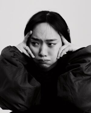 Vera Yen Instagram - 【你讓我討厭我自己⸝⸝ᵒ̴̶̷̥́^ᵒ̴̶̷̣̥̀⸝⸝ 】

最近的我想在演員檔案上增添些新照片，
在薦骨強烈的：「嗯！」之後，
我約了因為人類圖解讀
認識的新朋友 @dada_image 開會，
DaDa是一位在古典音樂界非常棒的攝影師，
雖然只是開會試拍，
但照片已經非常喜歡 ˗ˋˏᰔᩚˎˊ˗ 

頭腦中心全空白的我，
遇上了連通47-64抽象通道的DaDa，
這是一條畫面思考的通道，
過往的回憶或夢境總是會不經意地浮現在腦海，
需要將挫敗思考透徹，
帶來領悟、擷取觀點，
頭腦才願意放手。

然後被DaDa能量場影響，
腦波超弱的我，
就意外地把從前在意的事想通了！
現場宛如攝影之神降臨，
感謝64-47抽象的通道，
我們一起拍出了好喜歡的照片。

情緒流瀉的當下我腦中的關鍵字是
《原來是因為：「你讓我討厭我自己⸝⸝ᵒ̴̶̷̥́^ᵒ̴̶̷̣̥̀⸝⸝ 」》
怎麼可以討厭自己吶～～～
不用到喜歡但我們至少都要接納自己啊！
這是最近個案解讀為我帶來的超棒經歷，
期待正式拍攝的那天૮ •͈ᴗ•͈ ა

#當我是人類圖分析師
#抽象的通道