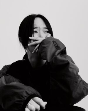 Vera Yen Instagram - 【你讓我討厭我自己⸝⸝ᵒ̴̶̷̥́^ᵒ̴̶̷̣̥̀⸝⸝ 】

最近的我想在演員檔案上增添些新照片，
在薦骨強烈的：「嗯！」之後，
我約了因為人類圖解讀
認識的新朋友 @dada_image 開會，
DaDa是一位在古典音樂界非常棒的攝影師，
雖然只是開會試拍，
但照片已經非常喜歡 ˗ˋˏᰔᩚˎˊ˗ 

頭腦中心全空白的我，
遇上了連通47-64抽象通道的DaDa，
這是一條畫面思考的通道，
過往的回憶或夢境總是會不經意地浮現在腦海，
需要將挫敗思考透徹，
帶來領悟、擷取觀點，
頭腦才願意放手。

然後被DaDa能量場影響，
腦波超弱的我，
就意外地把從前在意的事想通了！
現場宛如攝影之神降臨，
感謝64-47抽象的通道，
我們一起拍出了好喜歡的照片。

情緒流瀉的當下我腦中的關鍵字是
《原來是因為：「你讓我討厭我自己⸝⸝ᵒ̴̶̷̥́^ᵒ̴̶̷̣̥̀⸝⸝ 」》
怎麼可以討厭自己吶～～～
不用到喜歡但我們至少都要接納自己啊！
這是最近個案解讀為我帶來的超棒經歷，
期待正式拍攝的那天૮ •͈ᴗ•͈ ა

#當我是人類圖分析師
#抽象的通道