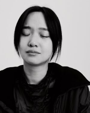 Vera Yen Instagram - 【你讓我討厭我自己⸝⸝ᵒ̴̶̷̥́^ᵒ̴̶̷̣̥̀⸝⸝ 】

最近的我想在演員檔案上增添些新照片，
在薦骨強烈的：「嗯！」之後，
我約了因為人類圖解讀
認識的新朋友 @dada_image 開會，
DaDa是一位在古典音樂界非常棒的攝影師，
雖然只是開會試拍，
但照片已經非常喜歡 ˗ˋˏᰔᩚˎˊ˗ 

頭腦中心全空白的我，
遇上了連通47-64抽象通道的DaDa，
這是一條畫面思考的通道，
過往的回憶或夢境總是會不經意地浮現在腦海，
需要將挫敗思考透徹，
帶來領悟、擷取觀點，
頭腦才願意放手。

然後被DaDa能量場影響，
腦波超弱的我，
就意外地把從前在意的事想通了！
現場宛如攝影之神降臨，
感謝64-47抽象的通道，
我們一起拍出了好喜歡的照片。

情緒流瀉的當下我腦中的關鍵字是
《原來是因為：「你讓我討厭我自己⸝⸝ᵒ̴̶̷̥́^ᵒ̴̶̷̣̥̀⸝⸝ 」》
怎麼可以討厭自己吶～～～
不用到喜歡但我們至少都要接納自己啊！
這是最近個案解讀為我帶來的超棒經歷，
期待正式拍攝的那天૮ •͈ᴗ•͈ ა

#當我是人類圖分析師
#抽象的通道