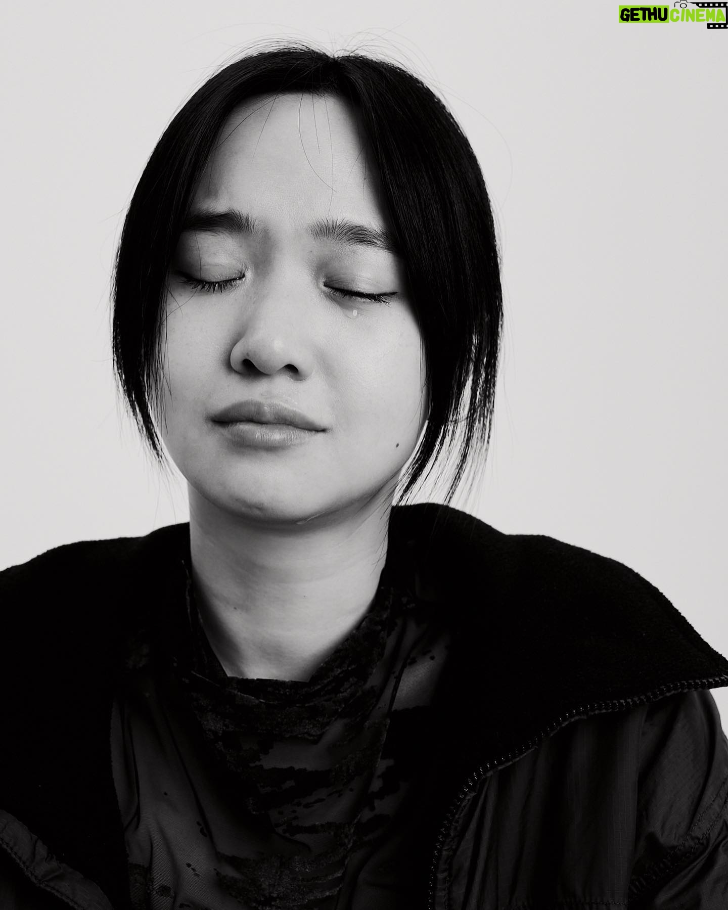 Vera Yen - 2.2K Likes - 【你讓我討厭我自己⸝⸝ᵒ̴̶̷̥́^ᵒ̴̶̷̣̥̀⸝⸝ 】
最近的我想在演員檔案上增添些新照片,
在薦骨強烈的:「嗯!」之後,
我約了因為人類圖解讀
認識的新朋友 @dada_image 開會,
DaDa是一位在古典音樂界非常棒的攝影師,
雖然只是開會試拍,
但照片已經非常喜歡 ˗ˋˏᰔᩚˎˊ˗
頭腦中心全空白的我,
遇上了連通47-64抽象通道的DaDa,
這是一條畫面思考的通道,
過往的回憶或夢境總是會不經意地浮現在腦海,
需要將挫敗思考透徹,
帶來領悟、擷取觀點,
頭腦才願意放手。
然後被DaDa能量場影響,
腦波超弱的我,
就意外地把從前在意的事想通了!
現場宛如攝影之神降臨,
感謝64-47抽象的通道,
我們一起拍出了好喜歡的照片。
情緒流瀉的當下我腦中的關鍵字是
《原來是因為:「你讓我討厭我自己⸝⸝ᵒ̴̶̷̥́^ᵒ̴̶̷̣̥̀⸝⸝ 」》
怎麼可以討厭自己吶~~~
不用到喜歡但我們至少都要接納自己啊!
這是最近個案解讀為我帶來的超棒經歷,
期待正式拍攝的那天૮ •͈ᴗ•͈ ა
#當我是人類圖分析師
#抽象的通道