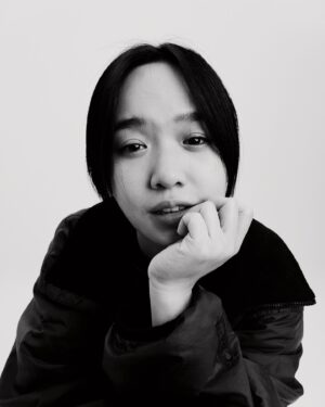 Vera Yen Instagram - 【你讓我討厭我自己⸝⸝ᵒ̴̶̷̥́^ᵒ̴̶̷̣̥̀⸝⸝ 】

最近的我想在演員檔案上增添些新照片，
在薦骨強烈的：「嗯！」之後，
我約了因為人類圖解讀
認識的新朋友 @dada_image 開會，
DaDa是一位在古典音樂界非常棒的攝影師，
雖然只是開會試拍，
但照片已經非常喜歡 ˗ˋˏᰔᩚˎˊ˗ 

頭腦中心全空白的我，
遇上了連通47-64抽象通道的DaDa，
這是一條畫面思考的通道，
過往的回憶或夢境總是會不經意地浮現在腦海，
需要將挫敗思考透徹，
帶來領悟、擷取觀點，
頭腦才願意放手。

然後被DaDa能量場影響，
腦波超弱的我，
就意外地把從前在意的事想通了！
現場宛如攝影之神降臨，
感謝64-47抽象的通道，
我們一起拍出了好喜歡的照片。

情緒流瀉的當下我腦中的關鍵字是
《原來是因為：「你讓我討厭我自己⸝⸝ᵒ̴̶̷̥́^ᵒ̴̶̷̣̥̀⸝⸝ 」》
怎麼可以討厭自己吶～～～
不用到喜歡但我們至少都要接納自己啊！
這是最近個案解讀為我帶來的超棒經歷，
期待正式拍攝的那天૮ •͈ᴗ•͈ ა

#當我是人類圖分析師
#抽象的通道