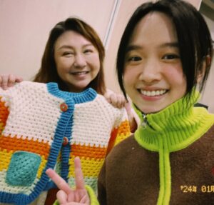 Vera Yen Instagram - 延續地獄里長的母女情，
鄭怡姐親手鉤了一件小外套給他的孫子，
也就是我兒🪺🐦‍⬛🩵
多巴胺配色超級可愛，
溫暖的夜晚，
謝謝媽咪 @yvonne.cheng.0331