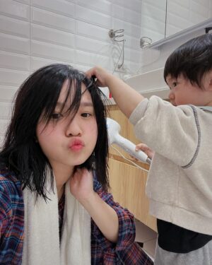 Vera Yen Instagram - ：
小男友堅持幫我吹頭髮💈👶🏻💖