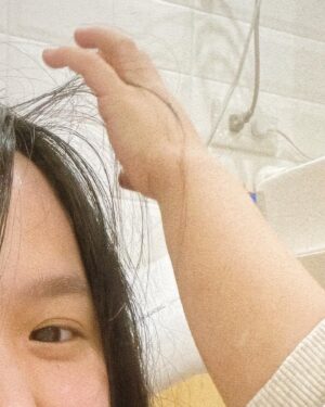 Vera Yen Instagram - ：
小男友堅持幫我吹頭髮💈👶🏻💖