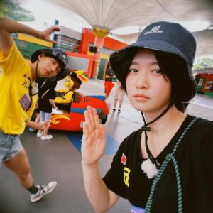 Vera Yen Instagram - ：
噢·我真的好愛玩很大🦈
大家一起有目標地體驗新事物、挑戰自己的極限，
對於黑木星在35號閘門的我來說，
真的是太過癮、太酸痛、太滿足叻！

期待之後的播出，
我們是黑皮黃骨、黃皮黑骨！
最有愛的都在🇲🇾新山玩很大💖💖💖