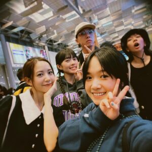 Vera Yen Instagram - ：
噢·我真的好愛玩很大🦈
大家一起有目標地體驗新事物、挑戰自己的極限，
對於黑木星在35號閘門的我來說，
真的是太過癮、太酸痛、太滿足叻！

期待之後的播出，
我們是黑皮黃骨、黃皮黑骨！
最有愛的都在🇲🇾新山玩很大💖💖💖