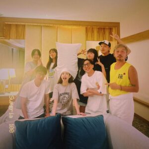 Vera Yen Instagram - ：
噢·我真的好愛玩很大🦈
大家一起有目標地體驗新事物、挑戰自己的極限，
對於黑木星在35號閘門的我來說，
真的是太過癮、太酸痛、太滿足叻！

期待之後的播出，
我們是黑皮黃骨、黃皮黑骨！
最有愛的都在🇲🇾新山玩很大💖💖💖