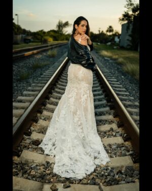 Verónica Álvarez Instagram - Mientras esperamos las fotos oficiales del matri les comparto esta sesión de ENSUEÑO que me hizo el GENIO de @rubenvagalume con el maquillaje de la única, @lamaquilladora_ 

Las fotos son tan hermosas que parecen de mentira! Si van a Miami, busquen a este amazing artista peruano. Gracias amigo, eres dms top!

¿Cuál es su favorita? ¿La última? Amo todas 😍😍😍