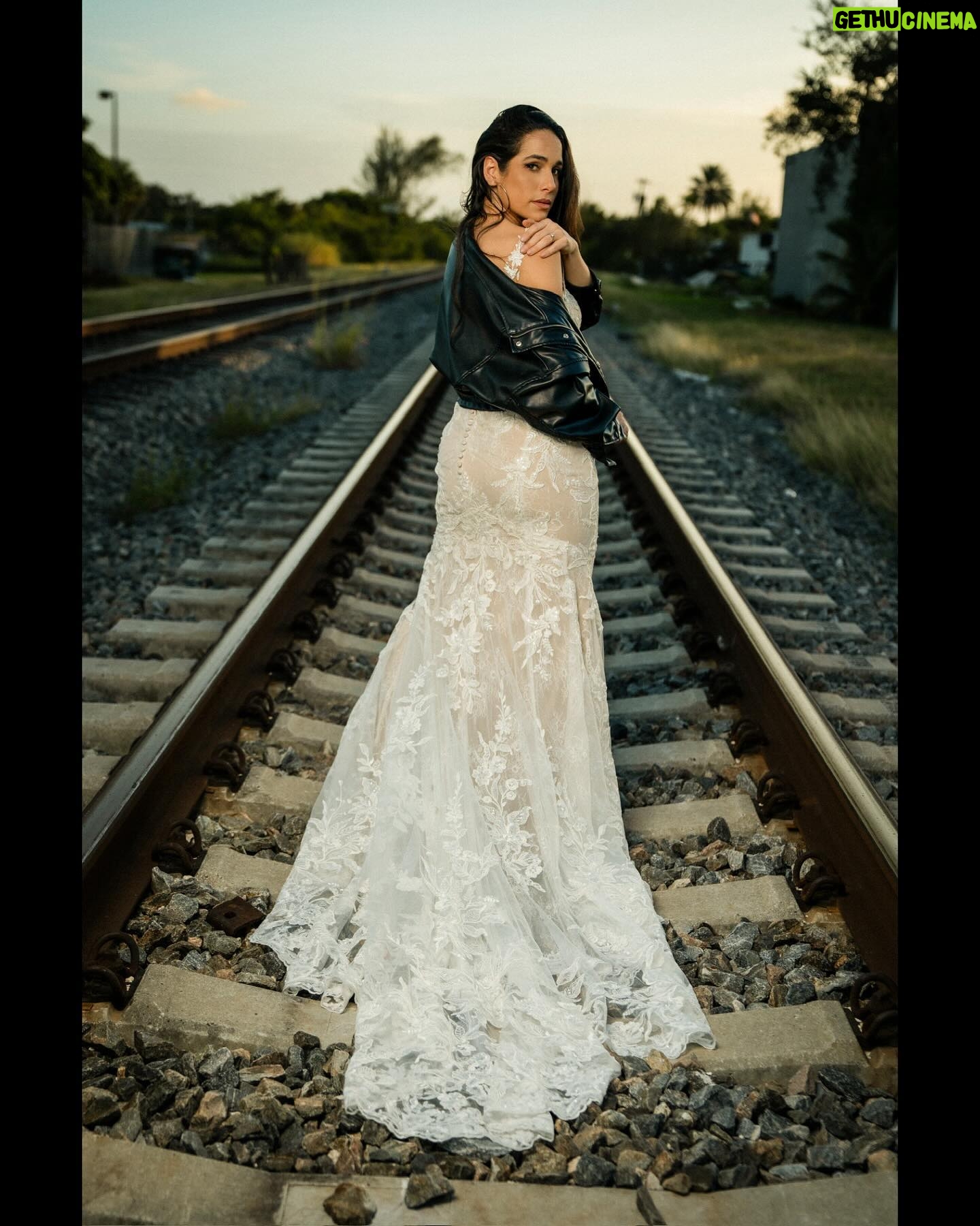 Verónica Álvarez - 18.1K Likes - Mientras esperamos las fotos oficiales del matri les comparto esta sesión de ENSUEÑO que me hizo el GENIO de @rubenvagalume con el maquillaje de la única, @lamaquilladora_
Las fotos son tan hermosas que parecen de mentira! Si van a Miami, busquen a este amazing artista peruano. Gracias amigo, eres dms top!
¿Cuál es su favorita? ¿La última? Amo todas 😍😍😍