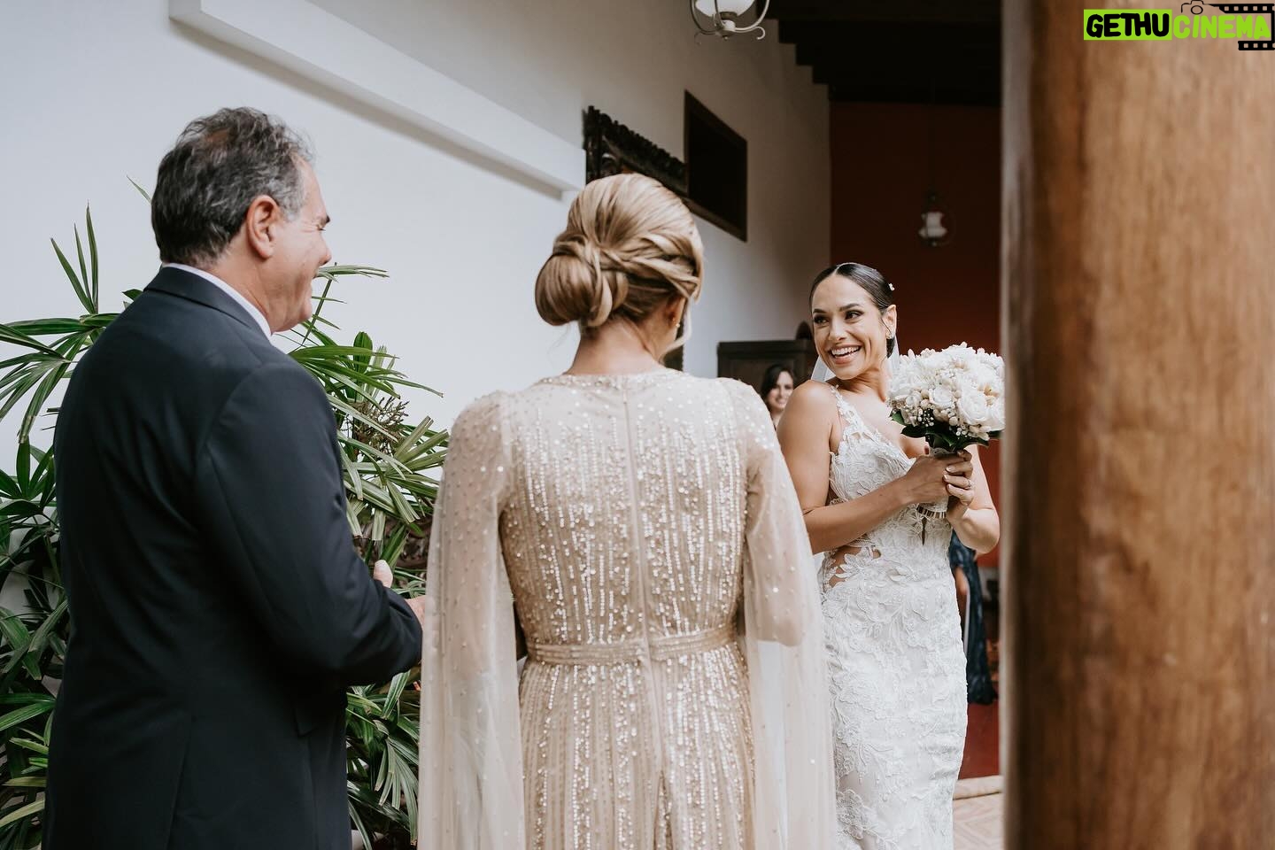 Verónica Álvarez - 11.2K Likes - Mom & Dad ♥️
Siempre pensé que era igual a mi papá físicamente… pero aquí me veo una mezcla perfecta de los dos. Uds qué dicen? Veo estas fotos y me emociono mucho! Quiero de nuevo todo jijiji
Vayan a la última foto para entender por qué soy muequera 🤣