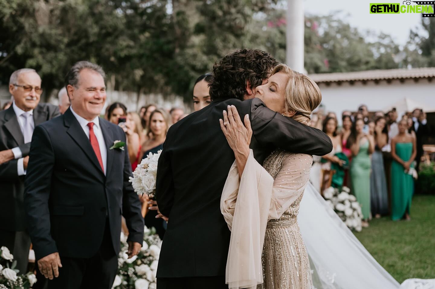 Verónica Álvarez - 11.2K Likes - Mom & Dad ♥️
Siempre pensé que era igual a mi papá físicamente… pero aquí me veo una mezcla perfecta de los dos. Uds qué dicen? Veo estas fotos y me emociono mucho! Quiero de nuevo todo jijiji
Vayan a la última foto para entender por qué soy muequera 🤣