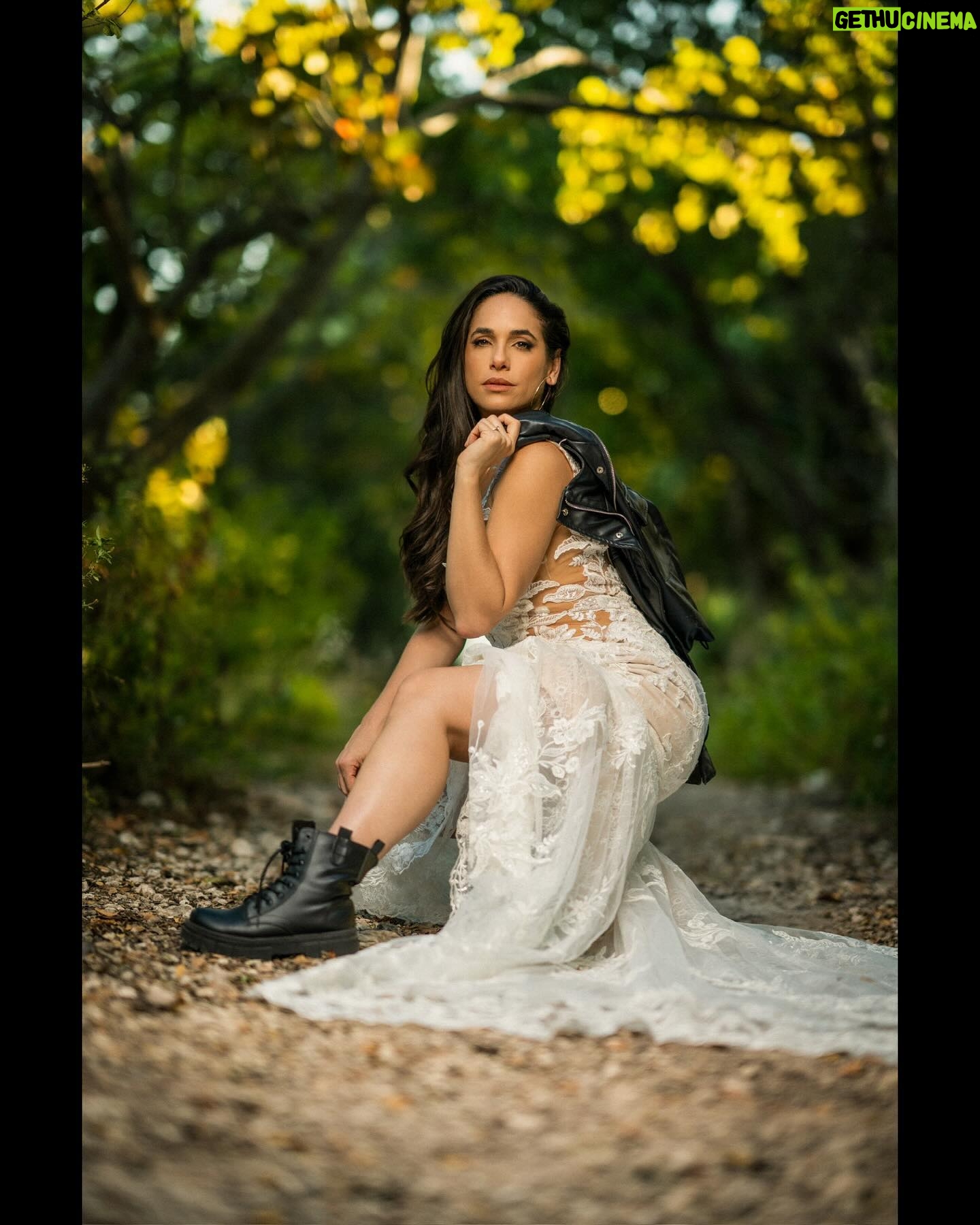 Verónica Álvarez - 18.1K Likes - Mientras esperamos las fotos oficiales del matri les comparto esta sesión de ENSUEÑO que me hizo el GENIO de @rubenvagalume con el maquillaje de la única, @lamaquilladora_
Las fotos son tan hermosas que parecen de mentira! Si van a Miami, busquen a este amazing artista peruano. Gracias amigo, eres dms top!
¿Cuál es su favorita? ¿La última? Amo todas 😍😍😍