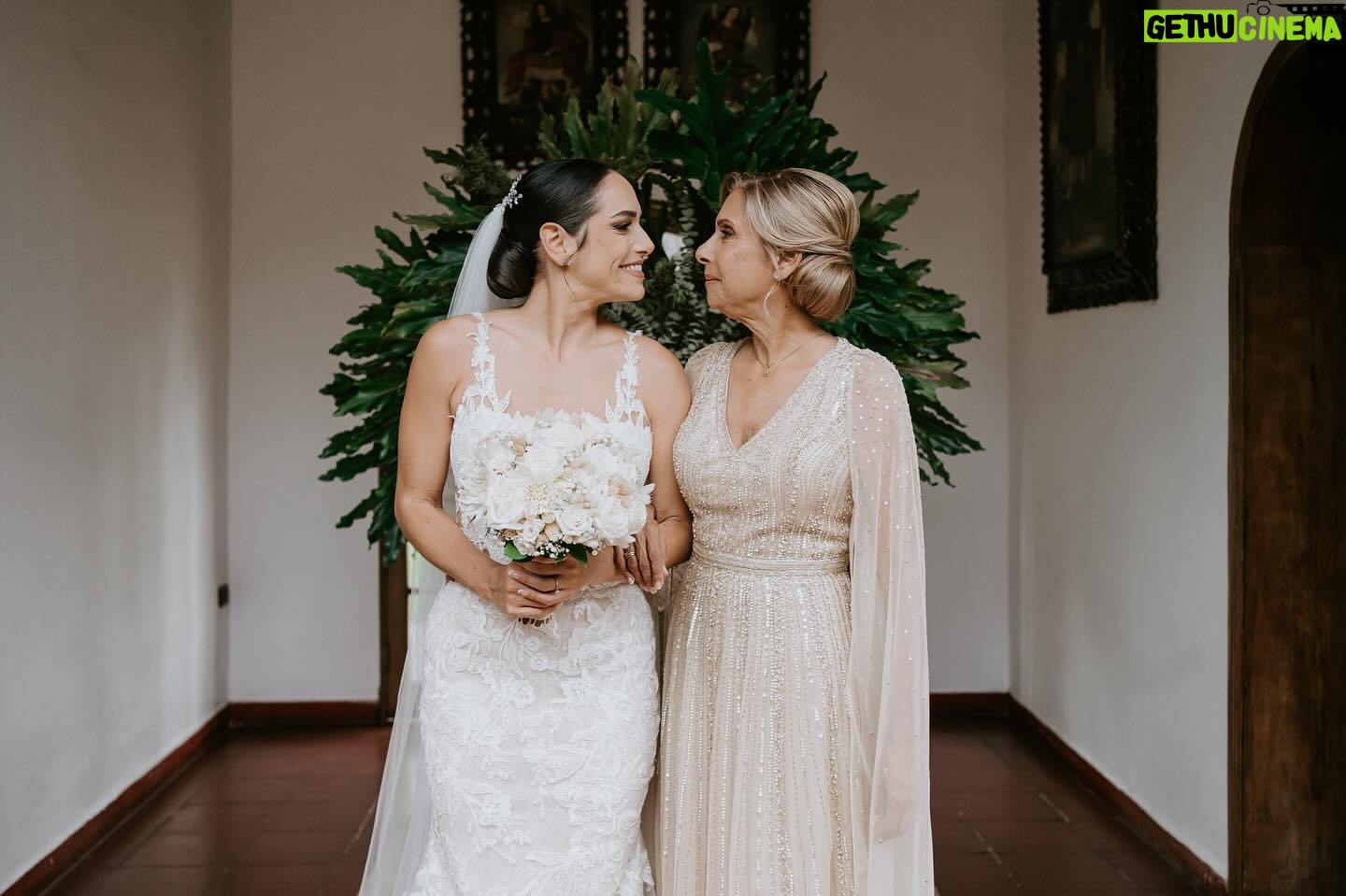 Verónica Álvarez - 11.2K Likes - Mom & Dad ♥️
Siempre pensé que era igual a mi papá físicamente… pero aquí me veo una mezcla perfecta de los dos. Uds qué dicen? Veo estas fotos y me emociono mucho! Quiero de nuevo todo jijiji
Vayan a la última foto para entender por qué soy muequera 🤣