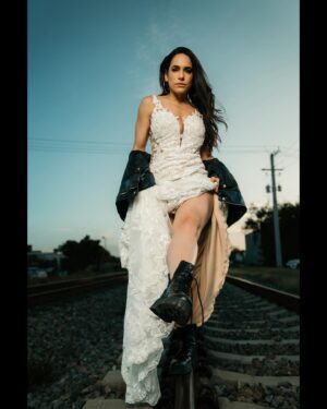 Verónica Álvarez Instagram - Mientras esperamos las fotos oficiales del matri les comparto esta sesión de ENSUEÑO que me hizo el GENIO de @rubenvagalume con el maquillaje de la única, @lamaquilladora_ 

Las fotos son tan hermosas que parecen de mentira! Si van a Miami, busquen a este amazing artista peruano. Gracias amigo, eres dms top!

¿Cuál es su favorita? ¿La última? Amo todas 😍😍😍