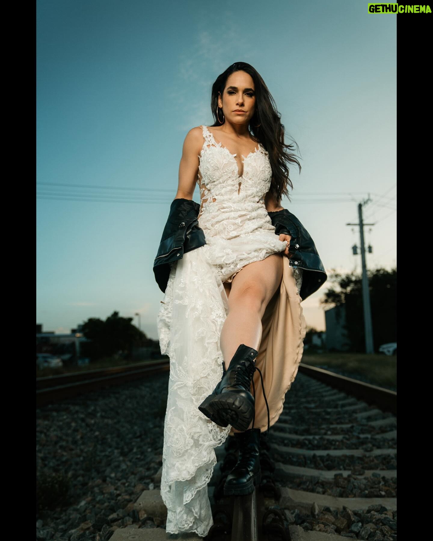 Verónica Álvarez - 18.1K Likes - Mientras esperamos las fotos oficiales del matri les comparto esta sesión de ENSUEÑO que me hizo el GENIO de @rubenvagalume con el maquillaje de la única, @lamaquilladora_
Las fotos son tan hermosas que parecen de mentira! Si van a Miami, busquen a este amazing artista peruano. Gracias amigo, eres dms top!
¿Cuál es su favorita? ¿La última? Amo todas 😍😍😍