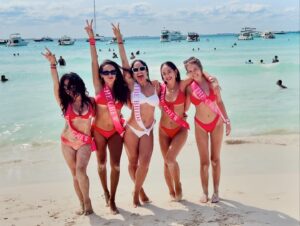 Verónica Álvarez Instagram - Cancún última parte!!!!! Veo las fotos y se me llena el corazón!!!!!! Hemos dejado marca en Cancún jajaja Vanilla Represent!!!! 🎉😎♥️👰🏻