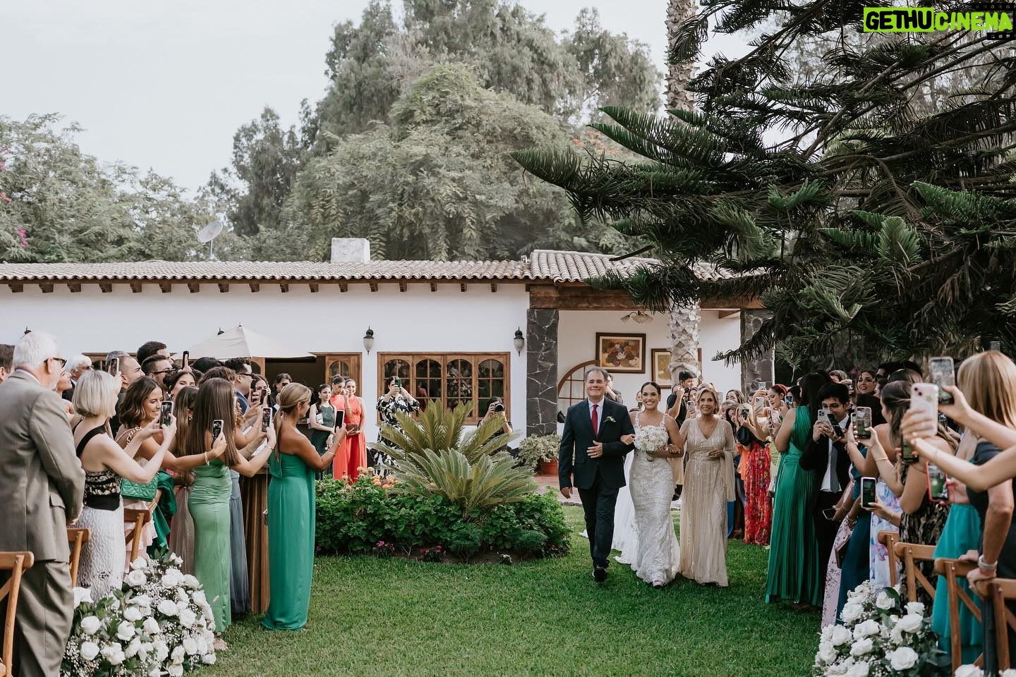 Verónica Álvarez - 11.2K Likes - Mom & Dad ♥️
Siempre pensé que era igual a mi papá físicamente… pero aquí me veo una mezcla perfecta de los dos. Uds qué dicen? Veo estas fotos y me emociono mucho! Quiero de nuevo todo jijiji
Vayan a la última foto para entender por qué soy muequera 🤣