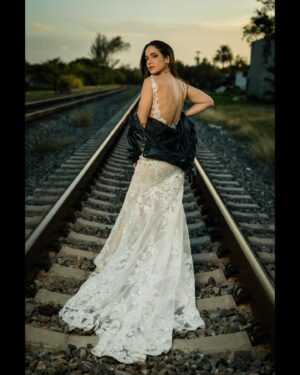 Verónica Álvarez Instagram - Mientras esperamos las fotos oficiales del matri les comparto esta sesión de ENSUEÑO que me hizo el GENIO de @rubenvagalume con el maquillaje de la única, @lamaquilladora_ 

Las fotos son tan hermosas que parecen de mentira! Si van a Miami, busquen a este amazing artista peruano. Gracias amigo, eres dms top!

¿Cuál es su favorita? ¿La última? Amo todas 😍😍😍