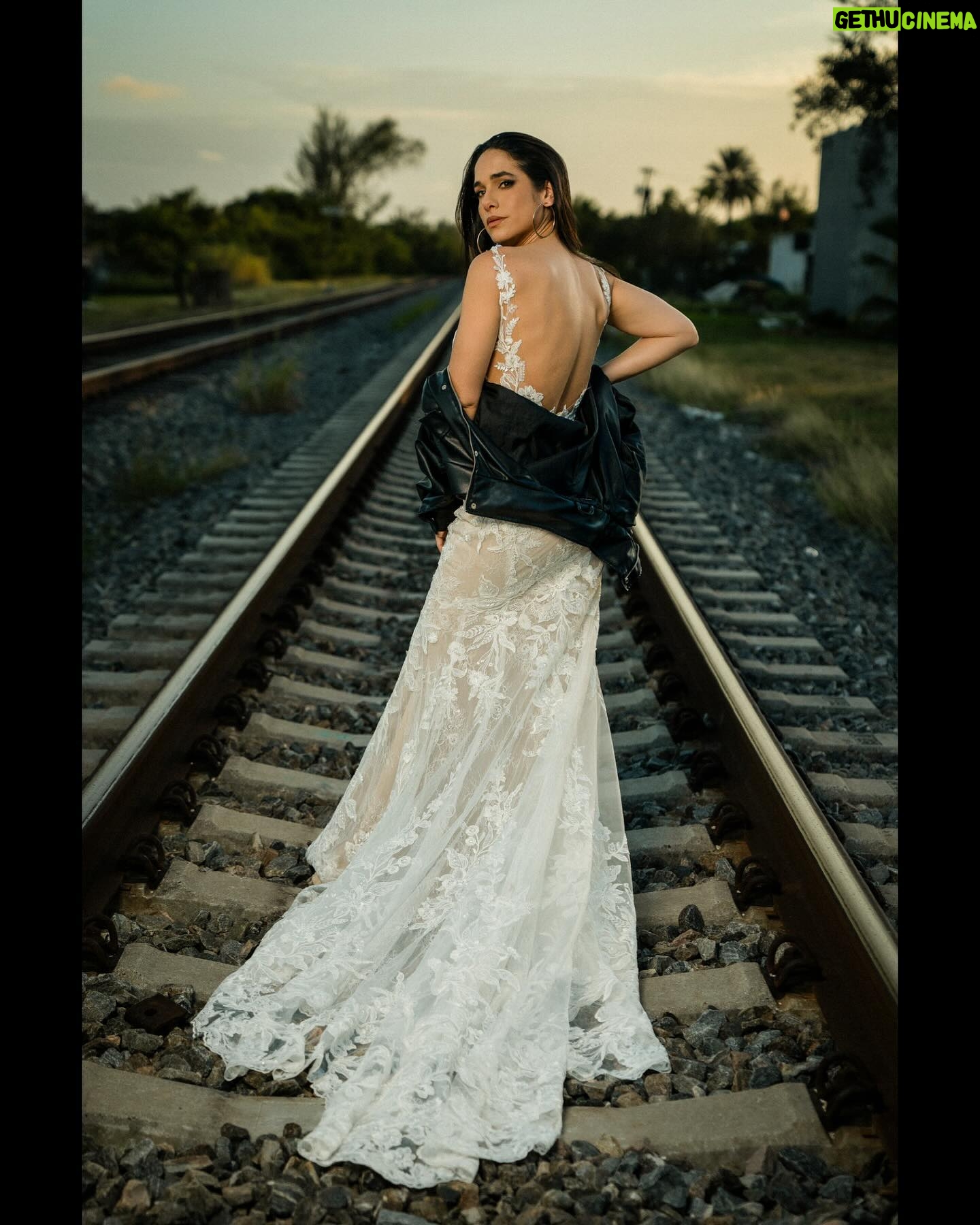 Verónica Álvarez - 18.1K Likes - Mientras esperamos las fotos oficiales del matri les comparto esta sesión de ENSUEÑO que me hizo el GENIO de @rubenvagalume con el maquillaje de la única, @lamaquilladora_
Las fotos son tan hermosas que parecen de mentira! Si van a Miami, busquen a este amazing artista peruano. Gracias amigo, eres dms top!
¿Cuál es su favorita? ¿La última? Amo todas 😍😍😍