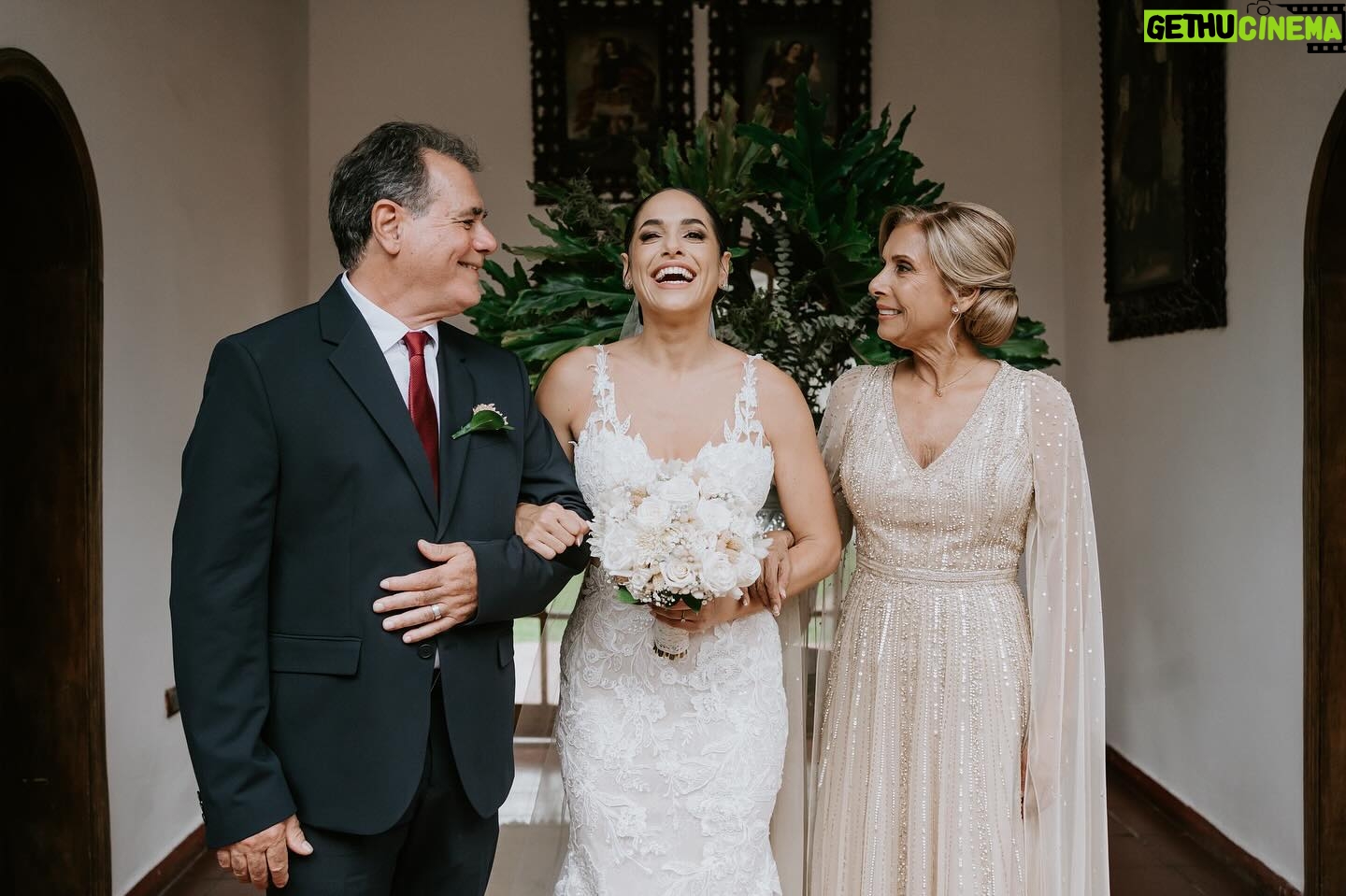 Verónica Álvarez - 11.2K Likes - Mom & Dad ♥️
Siempre pensé que era igual a mi papá físicamente… pero aquí me veo una mezcla perfecta de los dos. Uds qué dicen? Veo estas fotos y me emociono mucho! Quiero de nuevo todo jijiji
Vayan a la última foto para entender por qué soy muequera 🤣